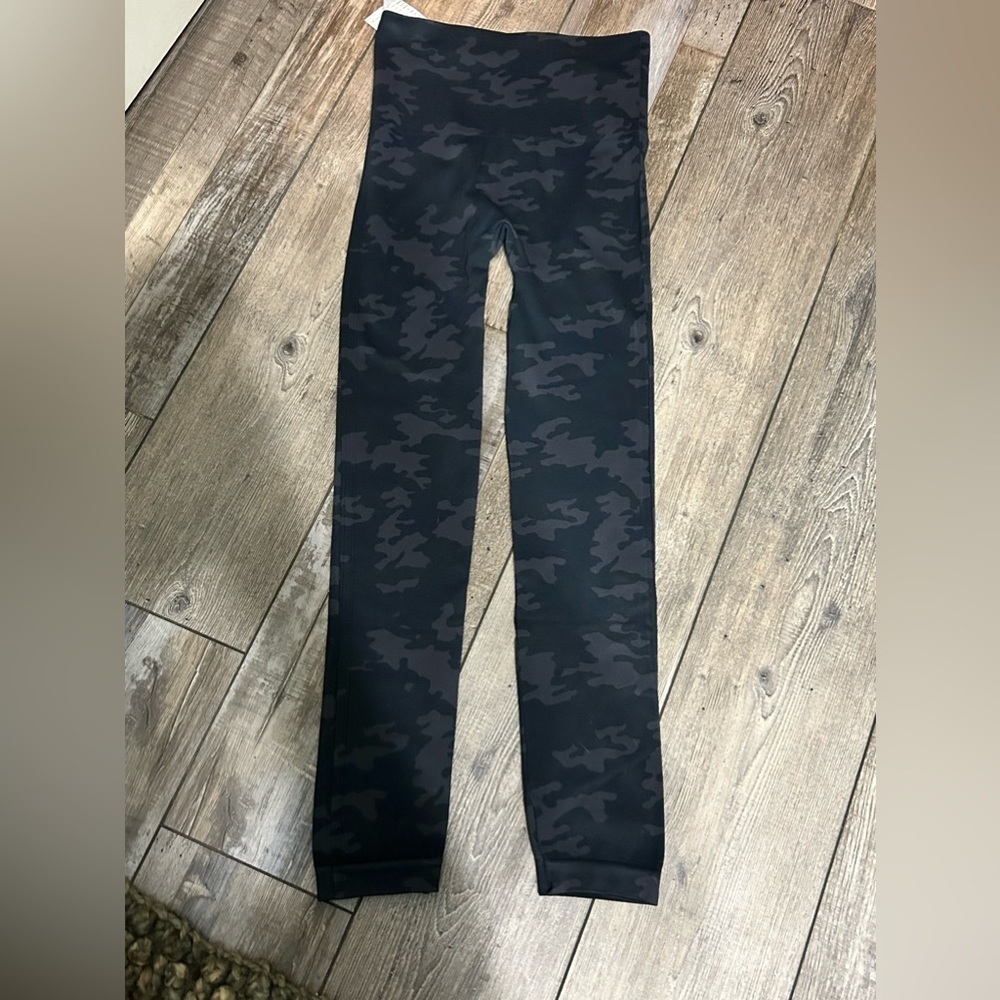 NWT Spanx Look At Me Now Black Camo Leggings Size Large - Picture 5 of 5